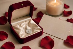 découvrez des cadeaux personnalisés et originaux pour la saint valentin, spécialement conçus pour elle. faites-lui plaisir avec une surprise unique et pleine d'amour.